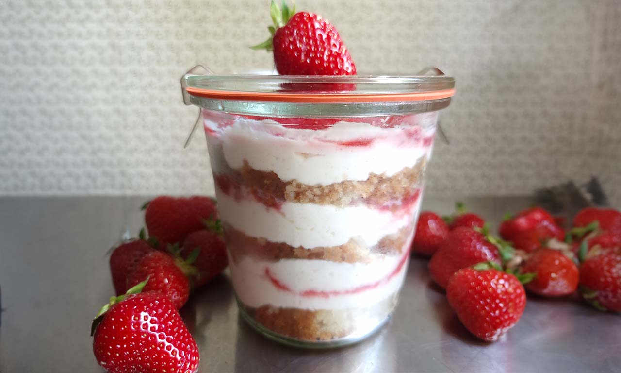 Dessert preparati con la tecnica della vasocottura, conservati in vasi di vetro.