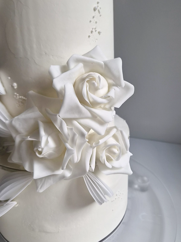 Checklist per scegliere la wedding cake a Bologna: porzioni, stile, gusti e logistica.