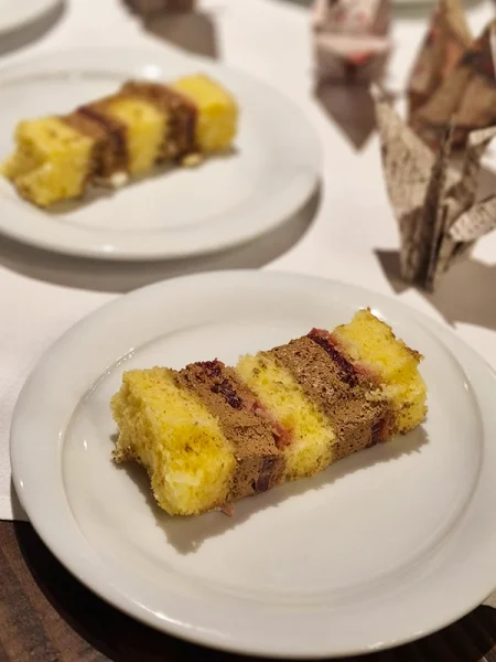 Dolce artigianale Cosefrolli servito su un piatto bianco