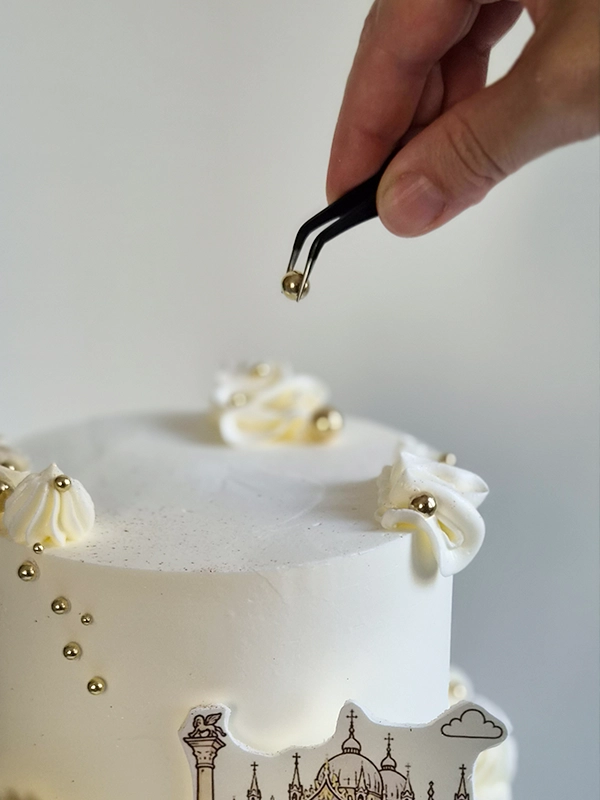 Progettazione torta nuziale personalizzata a Bologna con palette e dettagli coordinati.