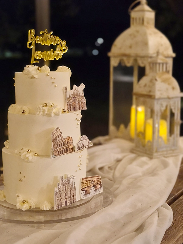 Torta matrimoniale elegante a più piani con decorazioni personalizzate per matrimonio a Bologna